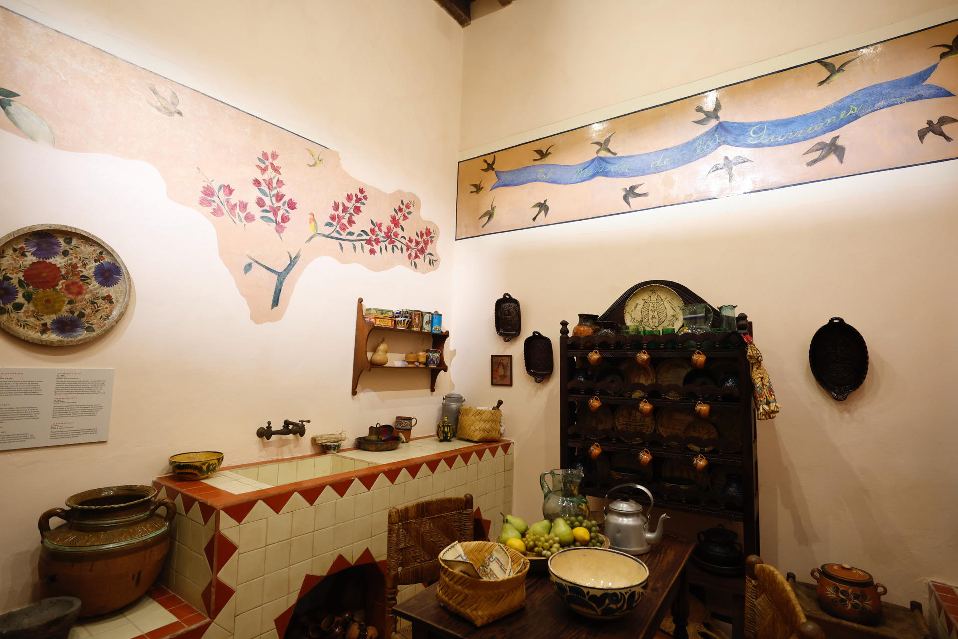 Fotografía de la cocina del 'Museo Casa Kahlo' este jueves, en Ciudad de México (México). EFE/ Sáshenka Gutiérrez
