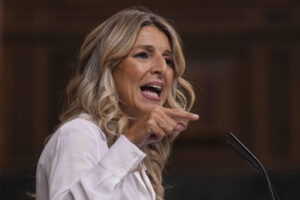 La vicepresidenta tercera y ministra de Trabajo, Yolanda Díaz, interviene durante el pleno del Congreso de los Diputados celebrado este miércoles en Madrid. EFE/ Borja Sánchez-Trillo