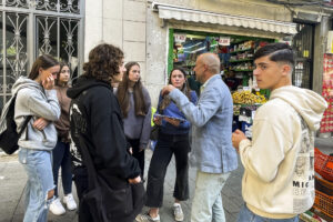 Yincana de memoria democrática en el barrio de Lavapiés con alumnos profesores del IES La Cabrera y el IES Montes Orientales. EFE/Sol Carreras