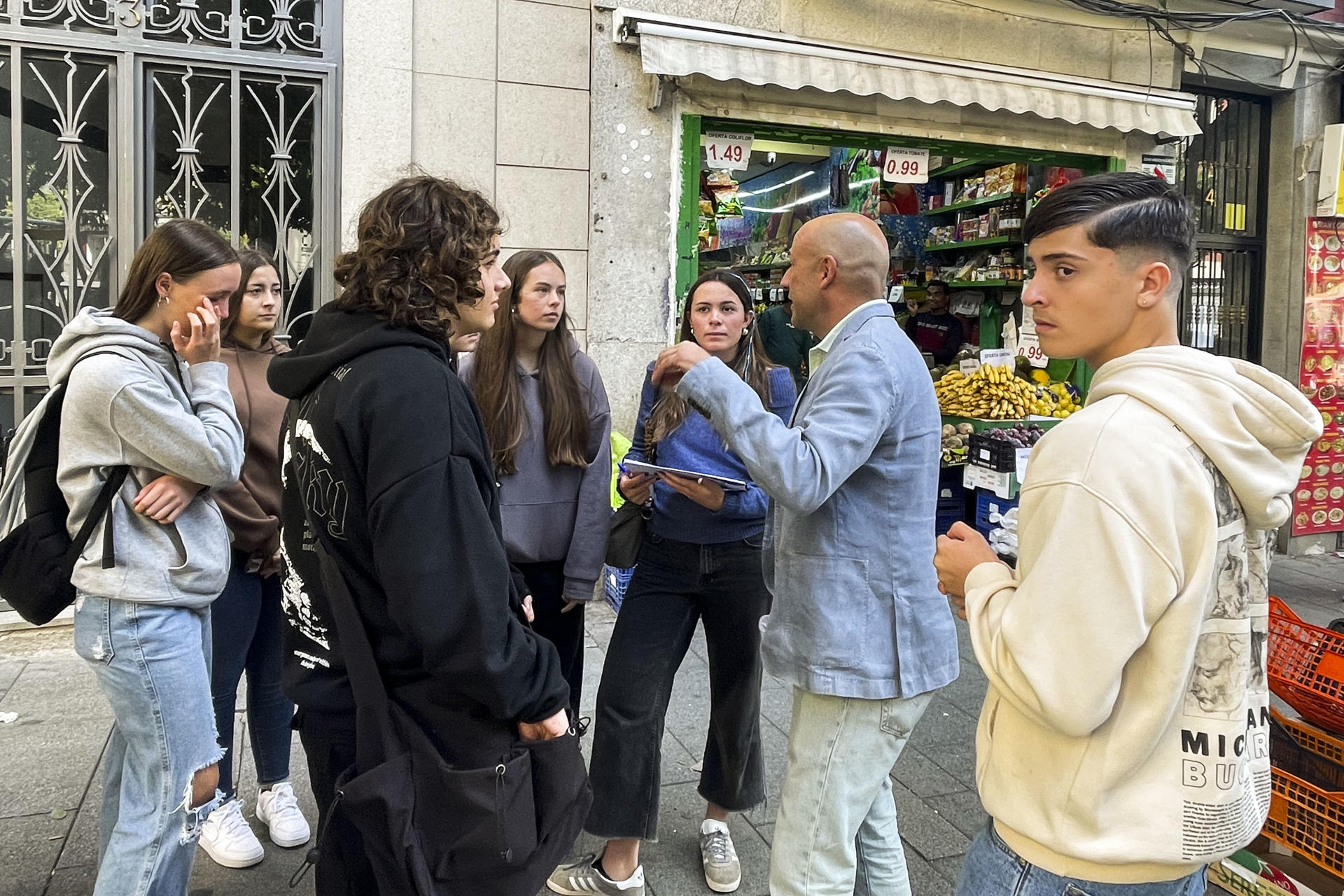 Yincana de memoria democrática en el barrio de Lavapiés con alumnos profesores del IES La Cabrera y el IES Montes Orientales. EFE/Sol Carreras