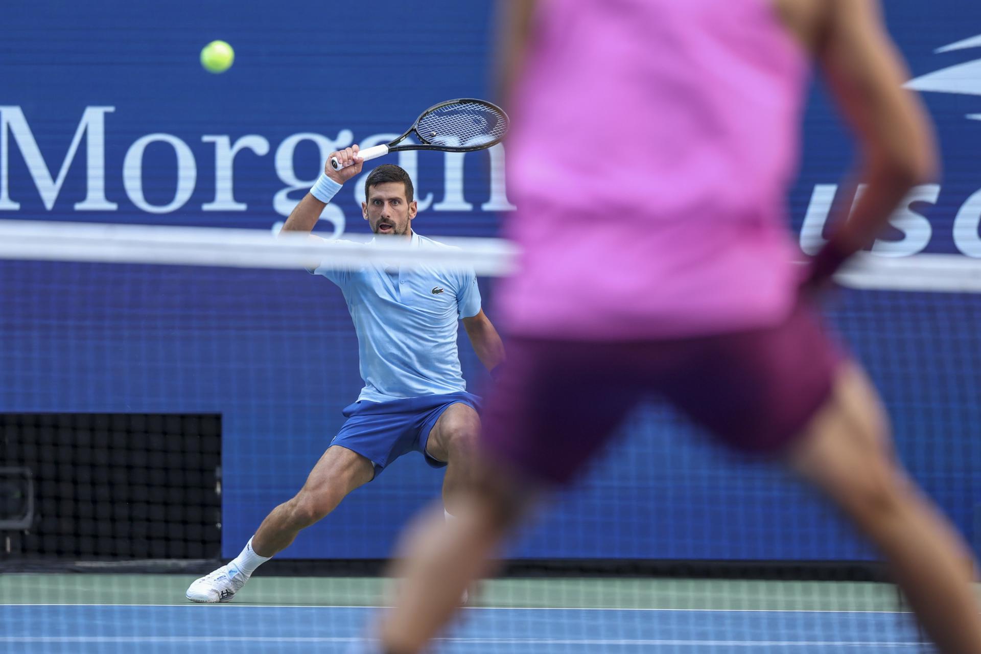 Novak Djokovic de Serbia (de espaldas) en acción contra Carlos Alcaraz de España (de frente) durante las semifinales del Campeonato de Tenis del Abierto de EE.UU. EFE/EPA/SARAH YENESEL
