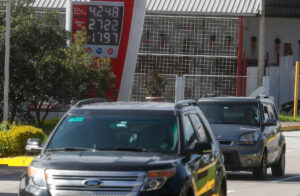 Fotografía de archivo que muestra un aviso con los precios de combustibles en Quito (Ecuador). EFE/ José Jácome