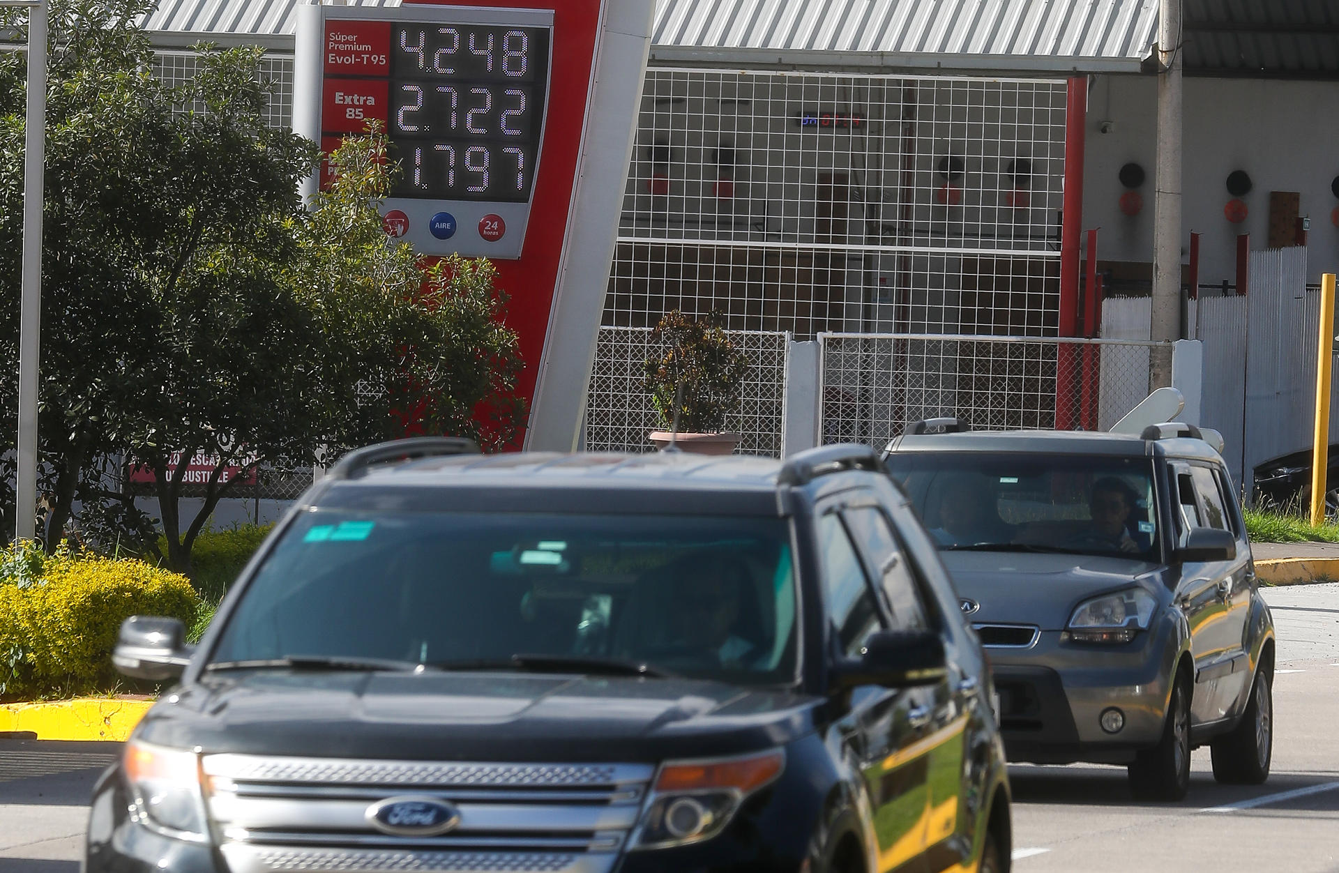 Fotografía de archivo que muestra un aviso con los precios de combustibles en Quito (Ecuador). EFE/ José Jácome