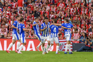 El centrocampista del Alavés Denis Suárez (2d) celebra marcar el primer gol de su equipo, durante el partido de la cuarta jornada de LaLiga EA Sports que Athletic Club y Deportivo Alavés disputan este sábado en el estadio de San Mamés. EFE/Javier Zorrilla