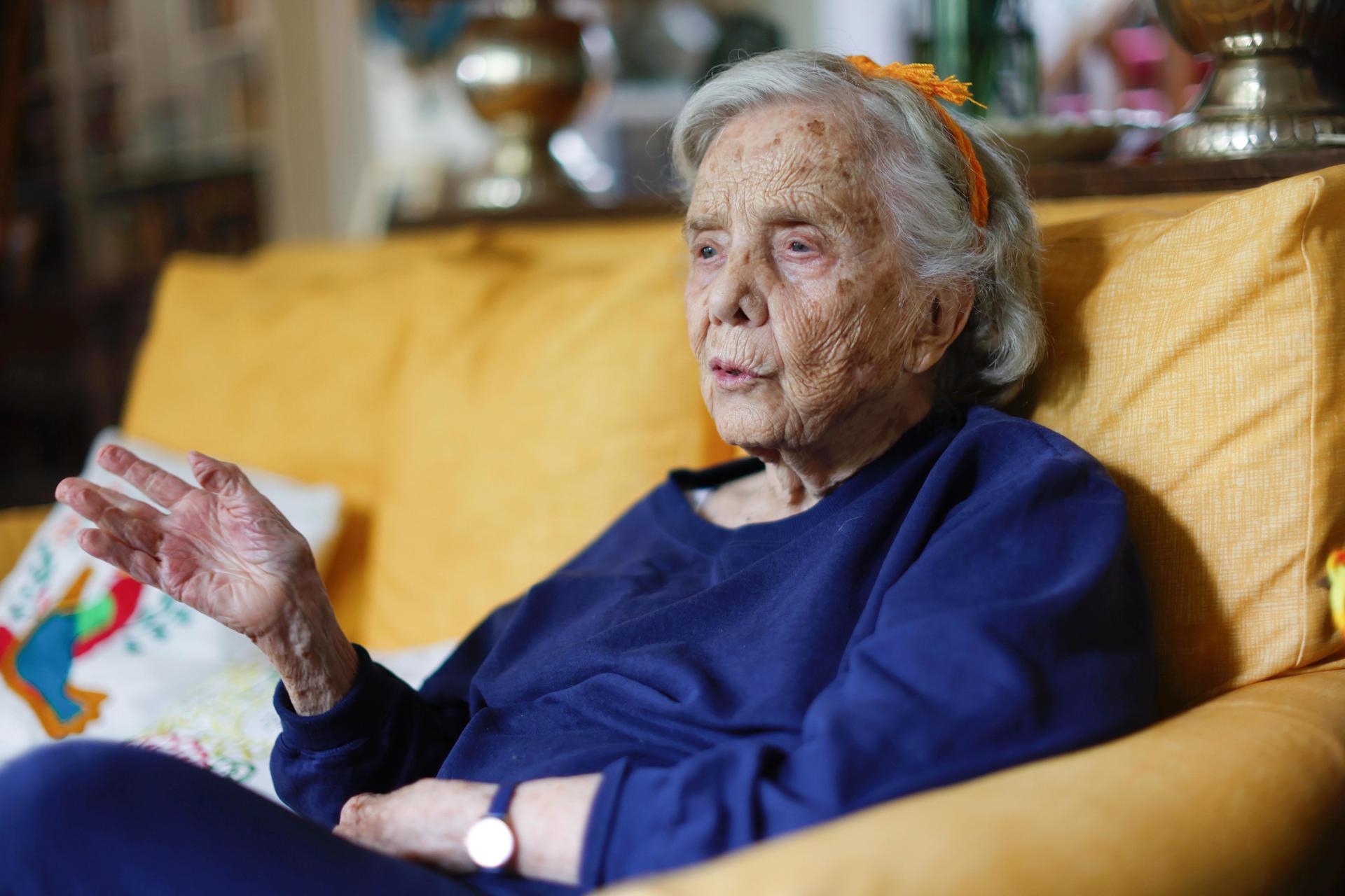 La escritora mexicana Elena Poniatowska habla durante una entrevista con EFE este miércoles, en Ciudad de México (México). EFE/Sáshenka Gutiérrez