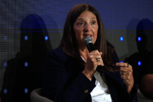 Fotografía del 26 de agosto de 2025 de la vicepresidenta de Sony Music Entertainment, Maricarmen 'Tuti' Bou, hablando durante un evento, en San Juan (Puerto Rico). EFE/Thais Llorca
