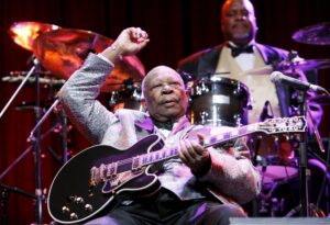 El músico estadounidense, B. B. King, durante el concierto en el madrileño Teatro Circo Price, el 2 de junio de 2010, en homenaje a Nelson Mandela. EFE / Gustavo Cuevas/Archivo.