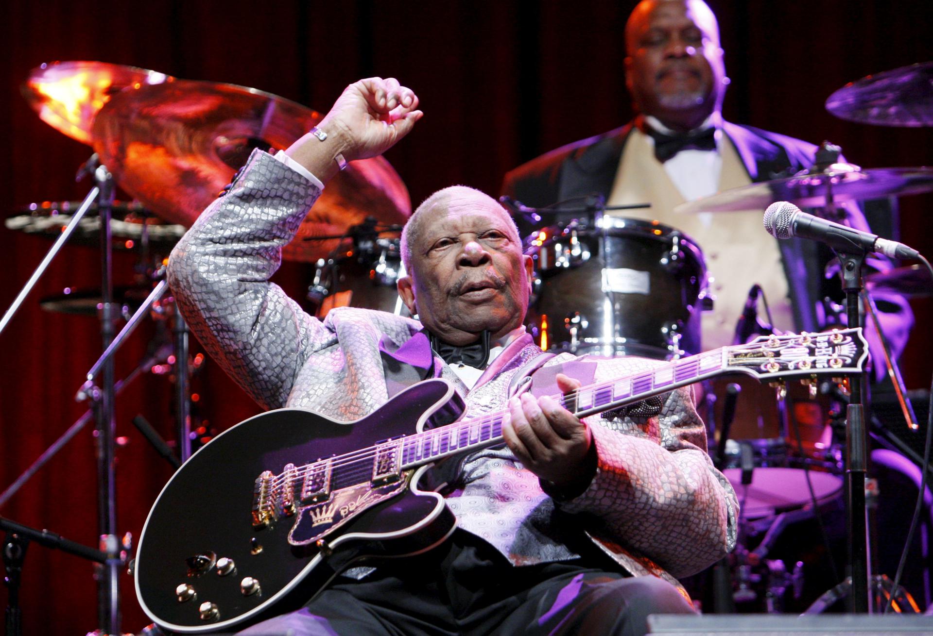 El músico estadounidense, B. B. King, durante el concierto en el madrileño Teatro Circo Price, el 2 de junio de 2010, en homenaje a Nelson Mandela. EFE / Gustavo Cuevas/Archivo.
