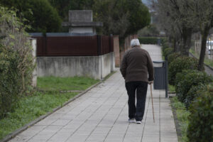 Un hombre camina por una calle de Torrelavega, en una imagen de archivo. EFE/Pedro Puente Hoyos