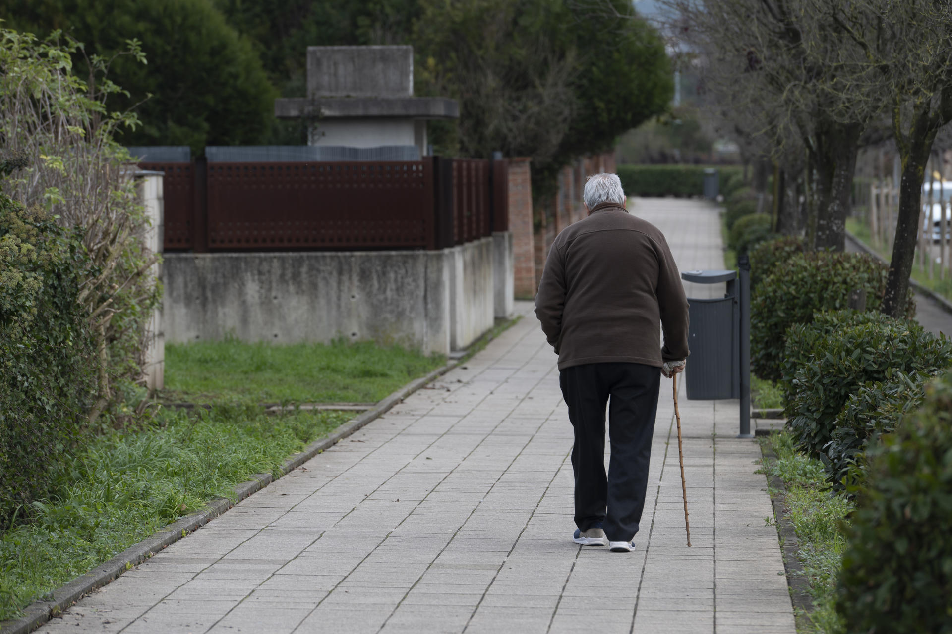 Un hombre camina por una calle de Torrelavega, en una imagen de archivo. EFE/Pedro Puente Hoyos