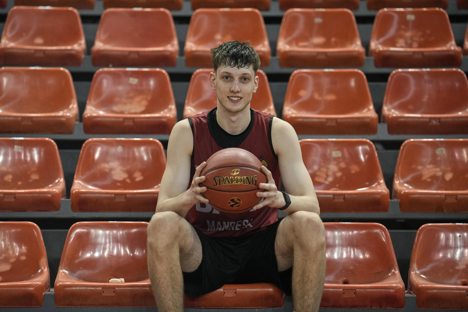 El uruguayo Agustín Ubal (Montevideo, 2003) ha aterrizado con buen pie en Manresa, ya que su actuación en la final de la Lliga Catalana frente al Joventut de Badalona (83-79), donde fue el máximo anotador del equipo junto a Hugo Benítez (14 puntos), ayudó a conquistar el título a su equipo cuatro años después. En la imagen el jugador posa durante la entrevista con EFE, en la que manifiesta que se "muere" por jugar en el Nou Congost. EFE/ Alejandro García