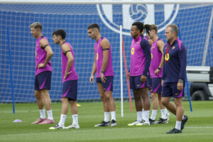 El entrenador del FC Barcelona, Hansi Flick (d) dirige el entrenamiento que realiza la plantilla barcelonista para preparar el partido de liga que disputarán mañana ante el Valencia CF en el Estadio Johan Cruyff. EFE/Toni Albir