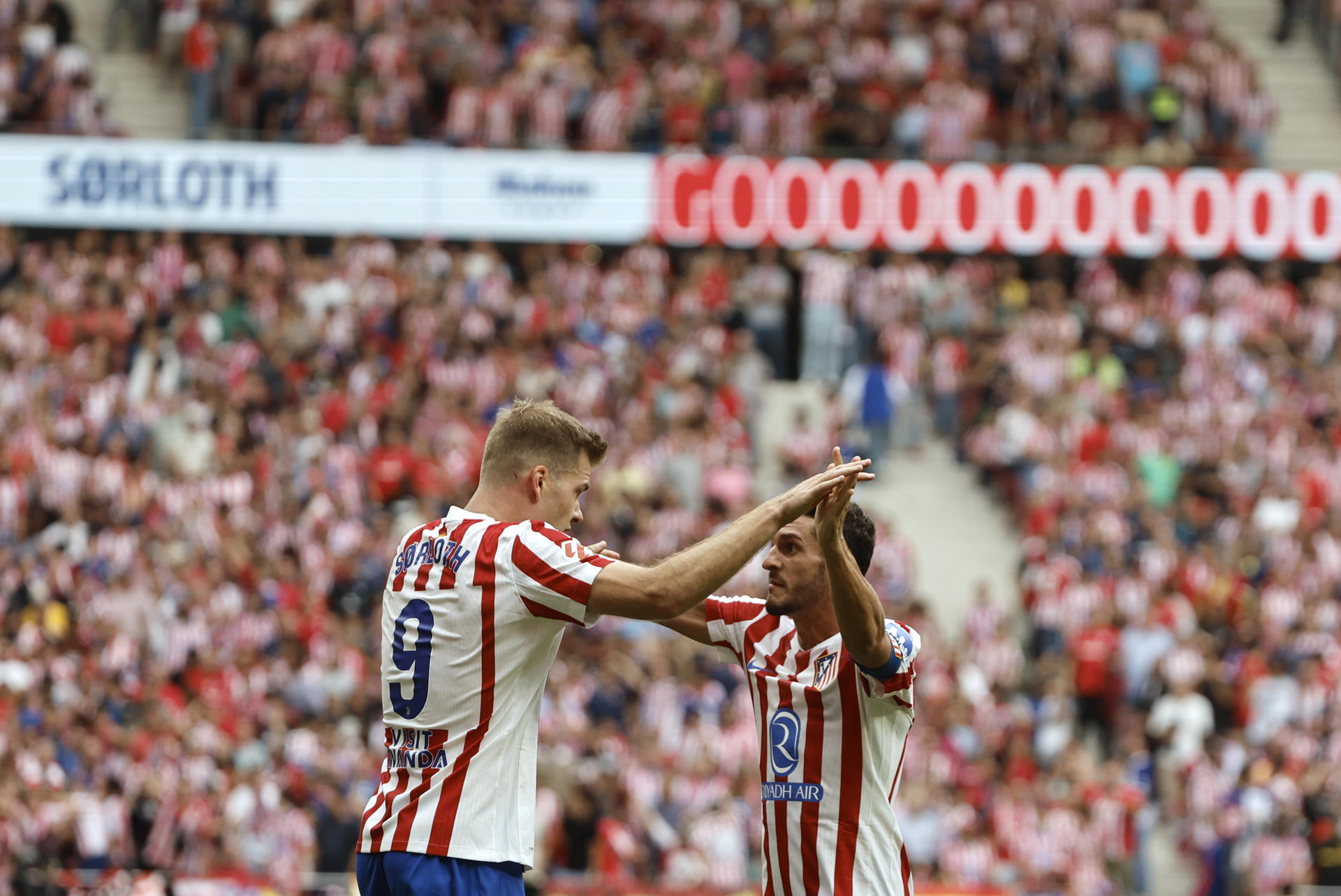 El delantero noruego del Atlético de Madrid Alexander Sørlothen el estadio Riyadh Air Metropolitano este sábado. EFE/ Sergio Pérez