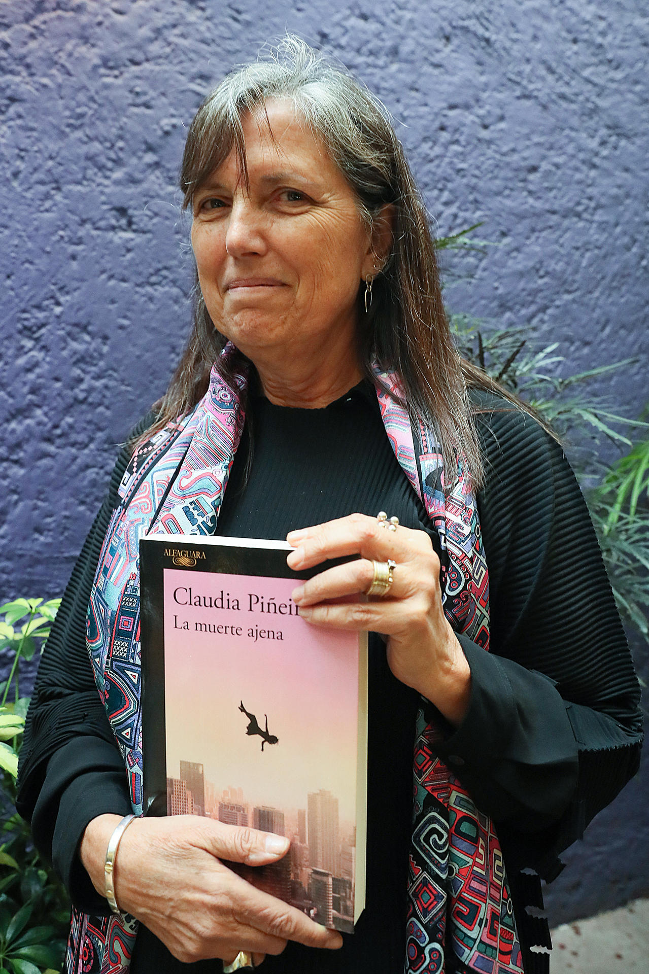 La escritora argentina Claudia Piñeiro posa durante una entrevista con EFE este martes, en la Ciudad de México (México). EFE/ Mario Guzmán
