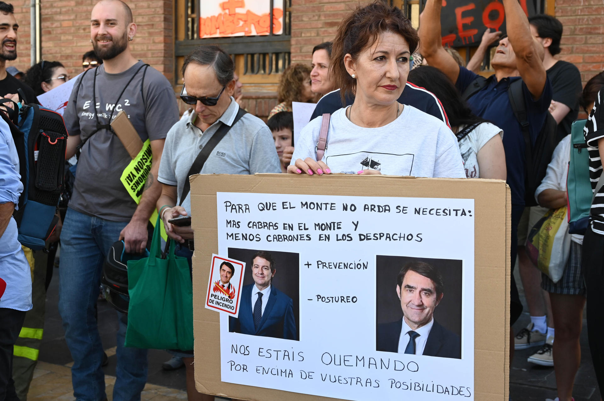 Cerca de un millar de personas se han concentrado este sábado en la plaza de la Regla de León para apoyar la marcha convocada por la Asociación de Trabajadores de Incendios Forestales de Castilla y León (ATIFCYL), que exige un operativo "cien por cien público, profesional y estable" durante todo el año. La movilización, anunciada el pasado 29 de agosto bajo el lema 'La Junta nos quema', ha reunido a ciudadanos afectados o sensibilizados por los incendios que han asolado la región este verano, especialmente en León, la provincia con mayor superficie quemada de toda Castilla y León. EFE/ J. Casares