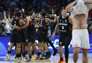 Los jugadores de Alemania celebran la victoria tras la final del Eurobasket que han jugado Alemania y Turquía en Riga, Letonia.EFE/EPA/TOMS KALNINS