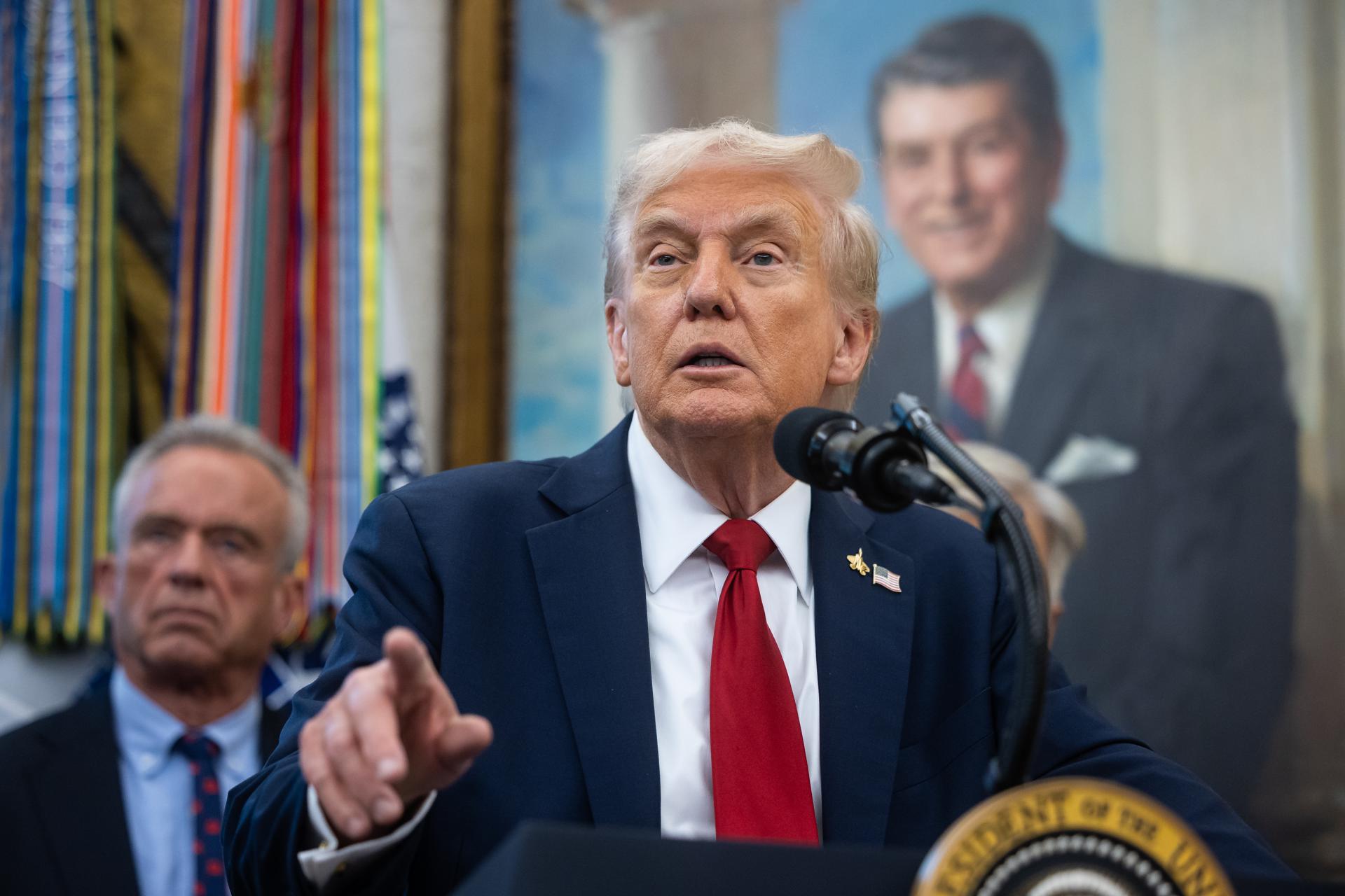 El presidente de EE.UU., Donald Trump, en la oficina oval de la Casa Blanca, en Washington, el 30 de septiembre de 2025. EFE/FRANCIS CHUNG / POOL