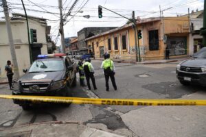 Integrantes de la Policía Nacional Civil y fiscales del Ministerio Público custodian el lugar del asesinato del abogado Edwin Mayen este martes, en Ciudad de Guatemala (Guatemala). EFE/ Mariano Macz