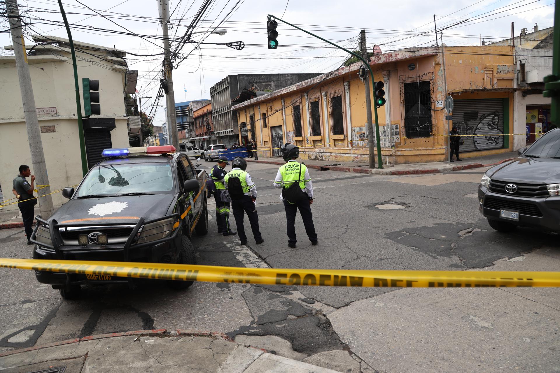 Integrantes de la Policía Nacional Civil y fiscales del Ministerio Público custodian el lugar del asesinato del abogado Edwin Mayen este martes, en Ciudad de Guatemala (Guatemala). EFE/ Mariano Macz