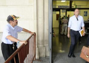 Daniel Alberto Rivera (d), ex director general de Trabajo de la Junta, a su salida de los Juzgados de Sevilla en una imagen de julio de 2014. EFE/Raúl Caro