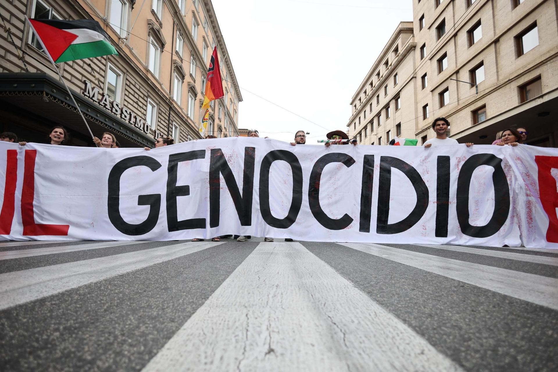 Decenas de miles de personas tomaron los accesos a la principal estación de trenes de Roma, Termini, durante una multitudinaria protesta contra la ofensiva militar israelí en Gaza, en el marco de una huelga general que busca "paralizar" más de 70 ciudades de toda Italia, el 22 de septiembre de 2025. EFE/EPA/MASSIMO PERCOSSI