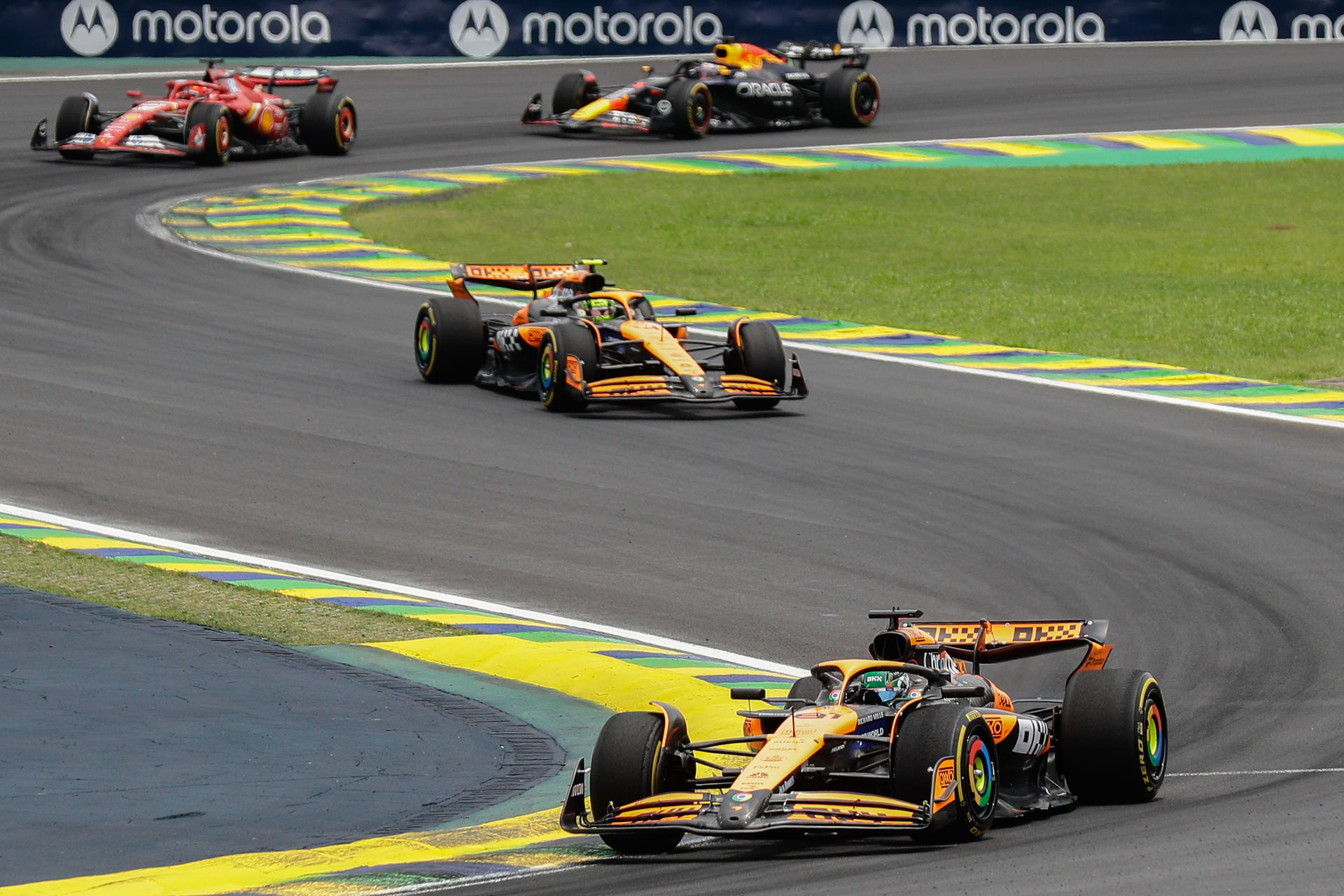 El inglés Lando Norris y el australiano Oscar Piastri, del equipo McLaren, el monegasco Charles Leclerc, de Ferrari, y el cuádruple campeón mundial neerlandés Max Verstappen (Red Bull), en una foto de archivo. EFE/André Coelho
