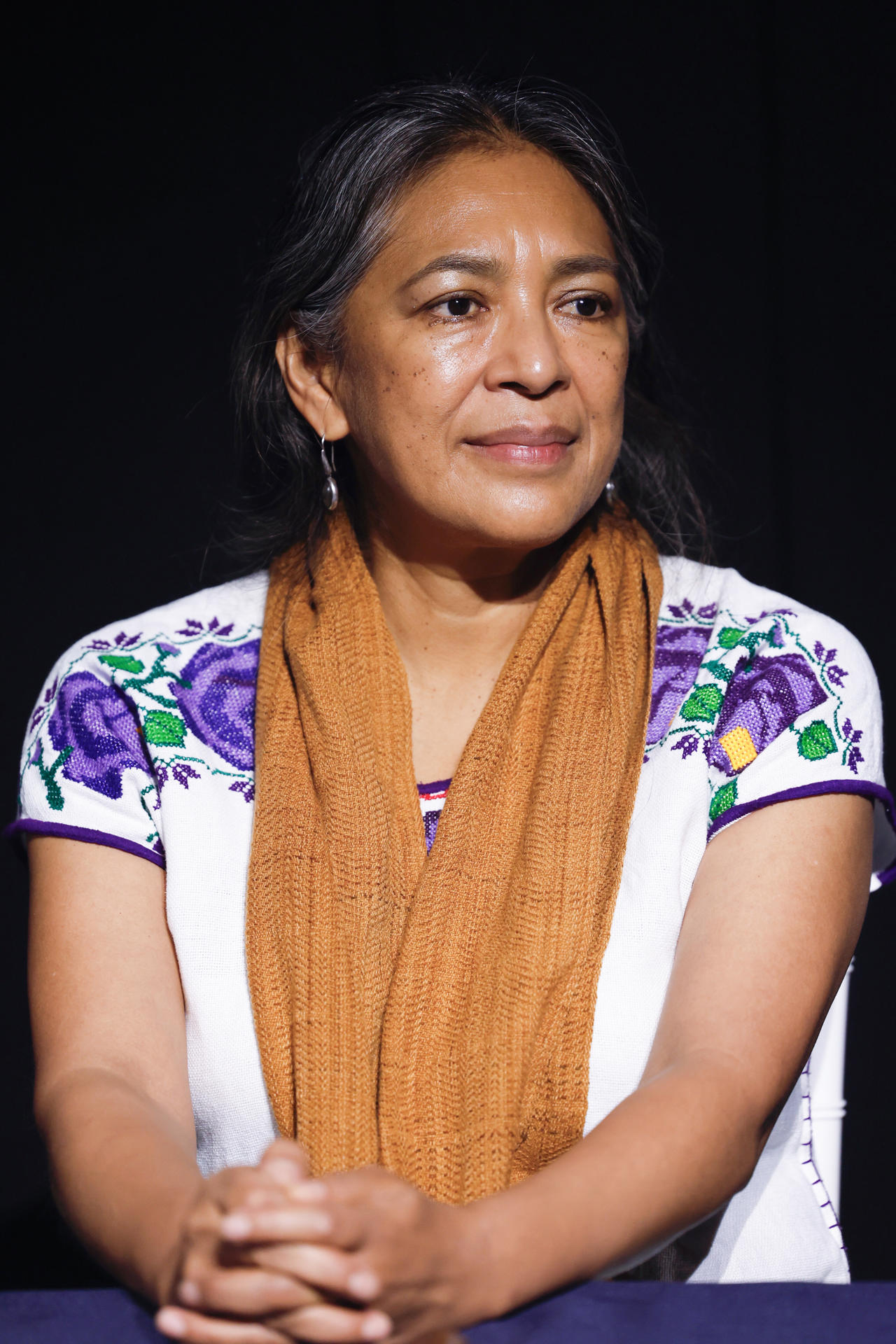 La cineasta y activista mexicana Ángeles Cruz habla en una rueda de prensa este miércoles, en Ciudad de México (México). EFE/Sáshenka Gutiérrez
