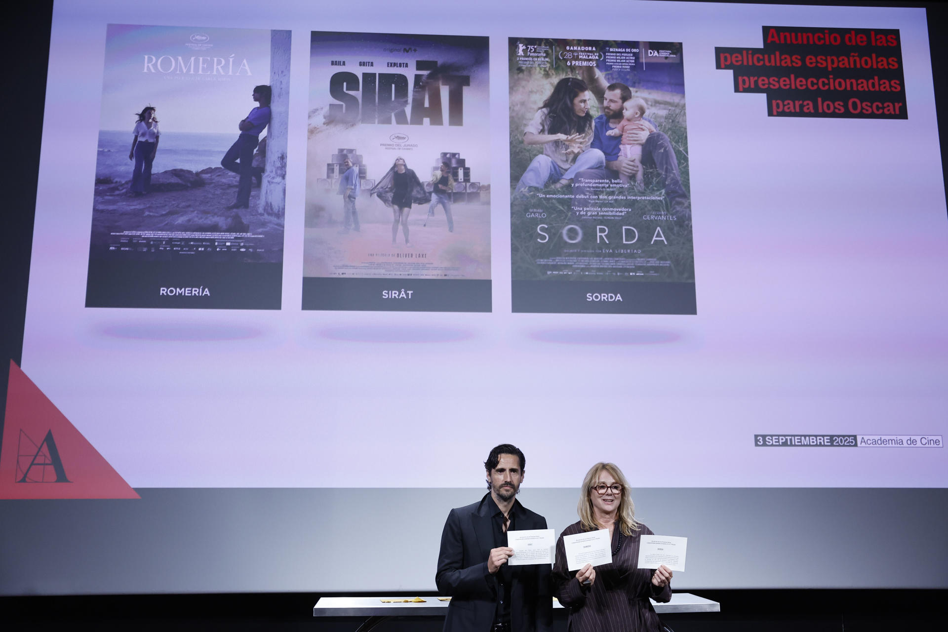 La actriz Emma Suárez y el actor Juan Diego Botto dan a conocer este miércoles en Madrid el nombre de las tres películas preseleccionadas para optar a representar a España en la próxima edición de los Oscar, de las que saldrá la elegida que se anunciará el próximo día 17. 'Sîrat', de Óliver Laxe; 'Romería', de Carla Simón; y 'Sorda', de Eva Libertad, optarán a la elección a la categoría a mejor película internacional. EFE/ Chema Moya