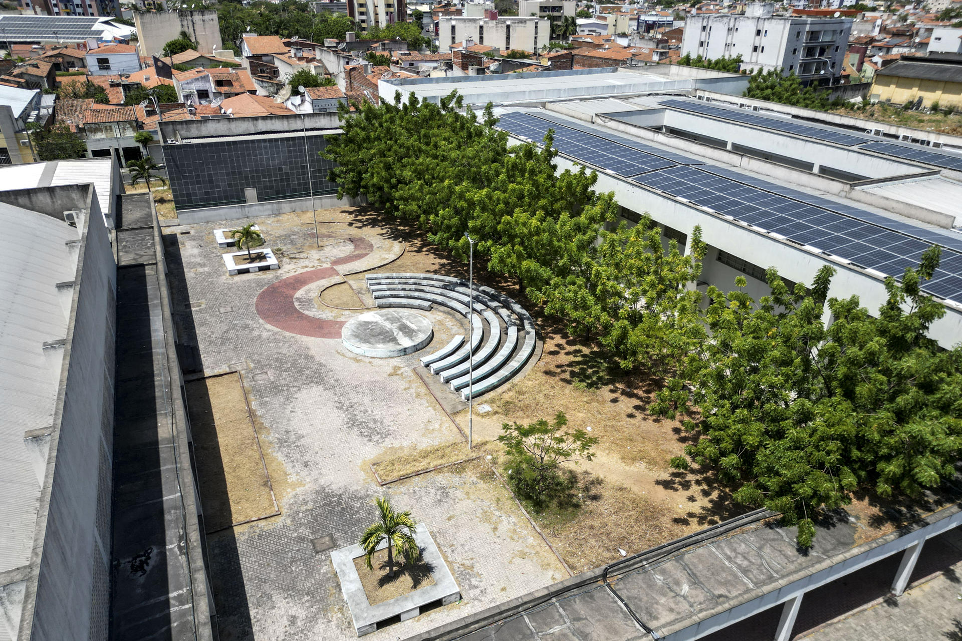 Fotografía aérea que muestra la escuela Estatal Luiz Felipe, ubicada en el barrio Campo dos Velhos este jueves, en Sobral (Brasil). EFE/ Matheus Mesquita