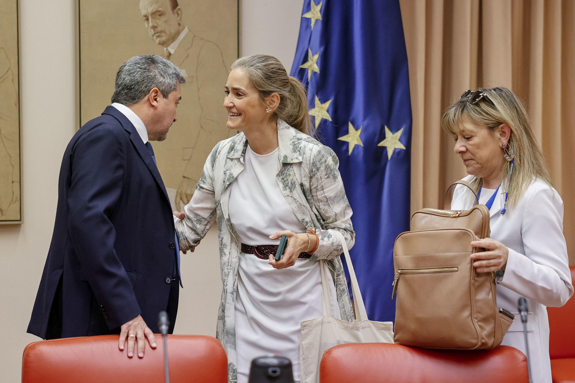La vicepresidenta tercera y ministra para la Transición Ecológica y el Reto Demográfico, Sara Aagesen (c), antes de comparecer este viernes ante la Comisión de Transición Ecológica y Reto Demográfico del Congreso para informar sobre la actuación de su departamento en relación a los incendios forestales. EFE/ Daniel González