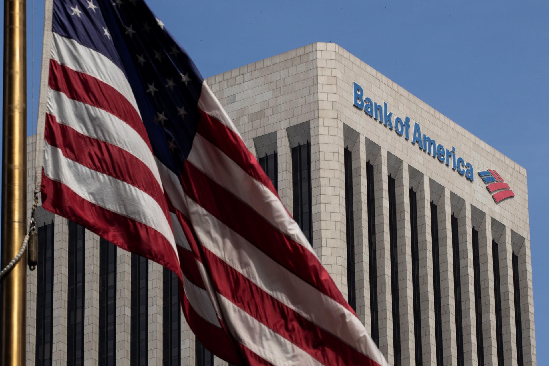Fotografía de archivo del 17 de marzo de 2023 que muestra la fachada de un edificio de Bank of America en Los Ángeles (EE.UU.). EFE/EPA/ALLISON DINNER /ARCHIVO