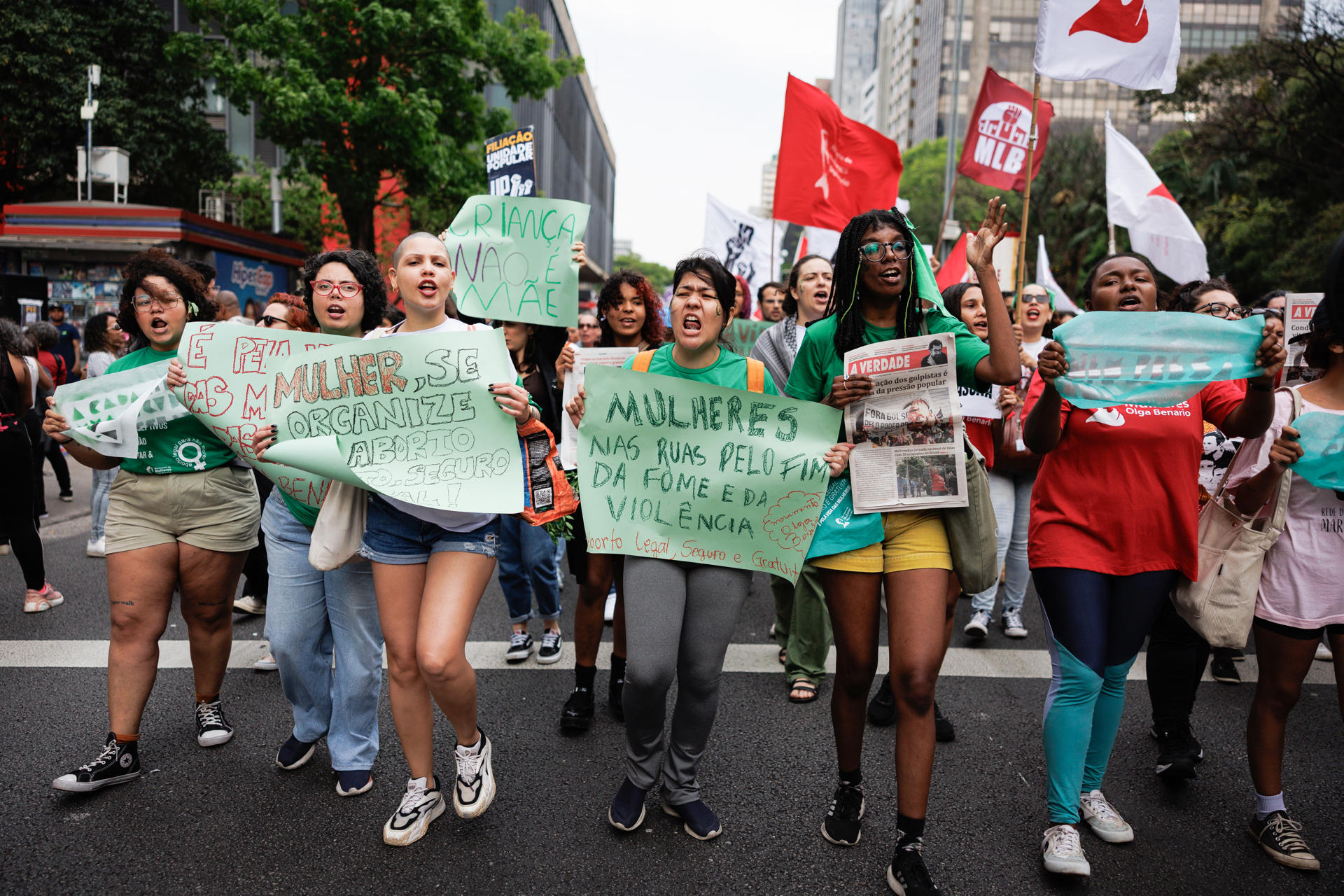 Personas se manifiestan en el Día de Acción Global por el Aborto Legal y Seguro este domingo, en Sao Paulo (Brasil). EFE/ Isaac Fontana
