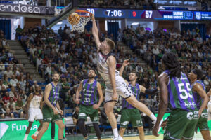 El jugador del Surne Bilbao Basket Thijs de Ridder encesta durante partido de Liga Endesa que enfrenta a su equipo y al Unicaja de Málaga en el Palacio de los Deportes de Málaga, la pasada temporada. EFE/Álvaro Cabrera