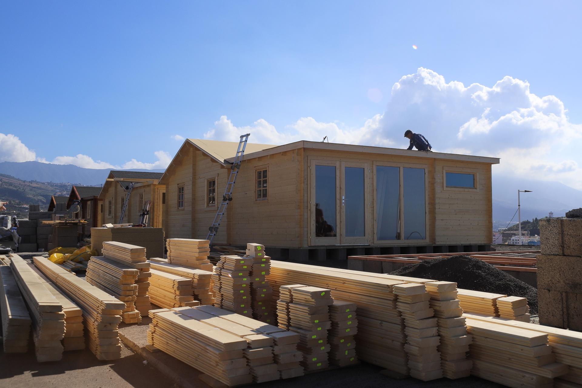 Imagen de archivo de casas construidas en madera. EFE / Luis G Morera