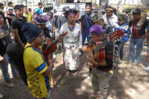 Integrantes de la comunidad indígena Ava Guaraní Paranaense, participan en una manifestación este martes, frente al Palacio Legislativo en Asunción (Paraguay). EFE/ Juan Pablo Pino