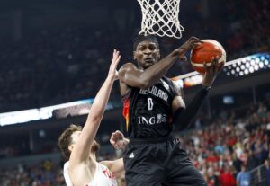 El jugador turco Alperen Sengun trata de frenar al alemán Isaac Bonga durante ela final del Eurobasket que han jugado Alemania y Turquía en Riga, Letonia.EFE/EPA/TOMS KALNINS