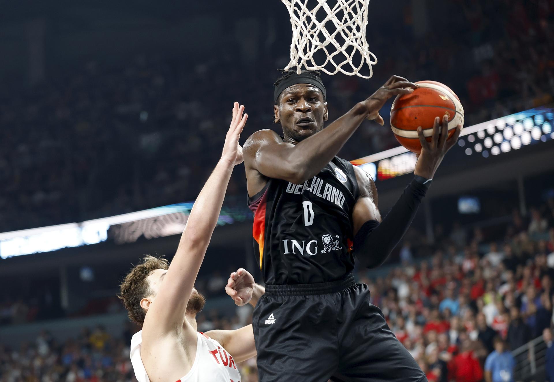 El jugador turco Alperen Sengun trata de frenar al alemán Isaac Bonga durante la final del Eurobasket que han jugado Alemania y Turquía en Riga, Letonia.EFE/EPA/TOMS KALNINS
