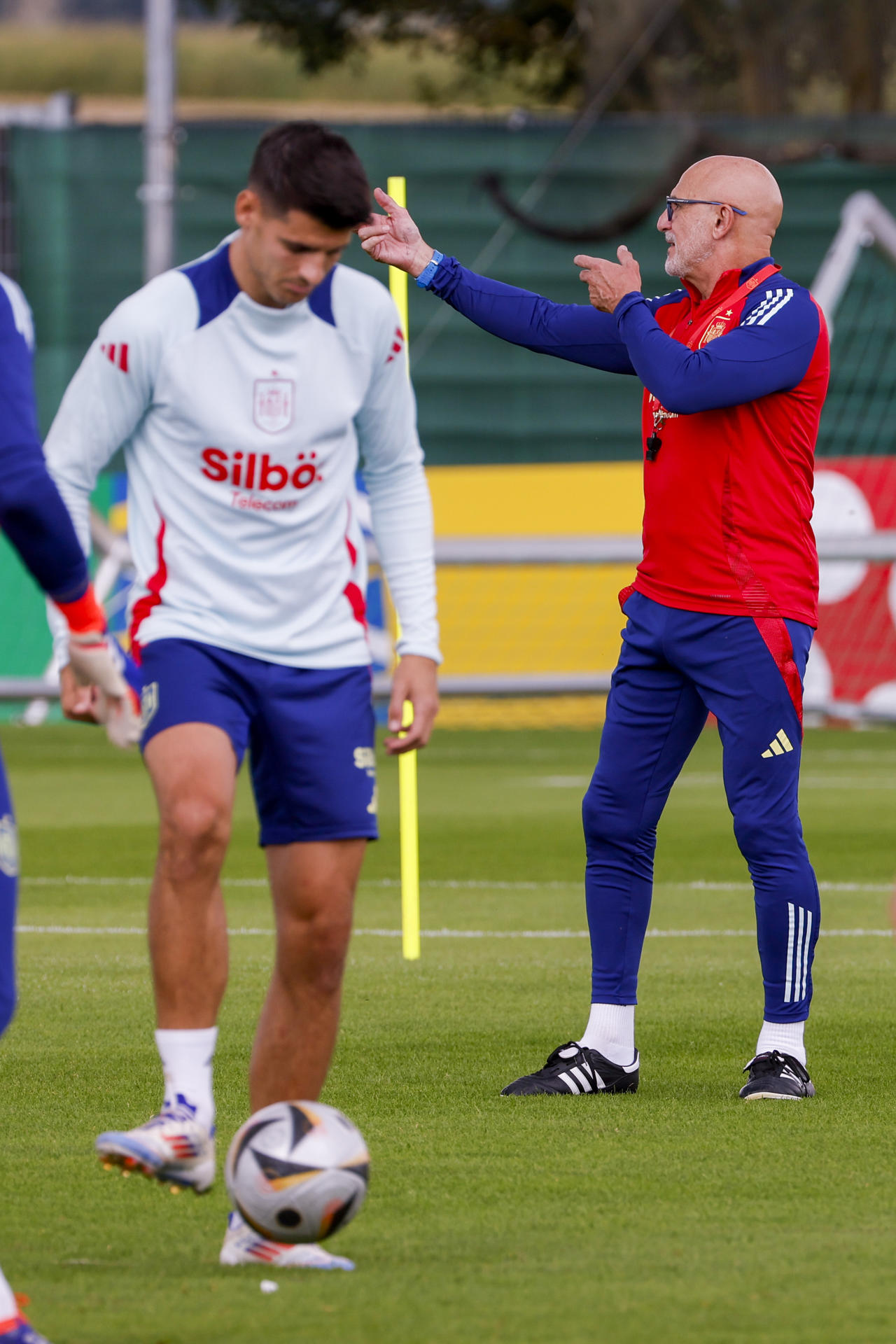 Foto de archivo del entrenador de la selección española de fútbol Luis De La Fuente (D) y el delantero Álvaro Morata (I). El técnico aseguró hoy que no tiene que dar "ninguna explicación" a Álvaro Morata, señaló que el delantero "sabe cuál es su papel perfectamente" y se mostró orgulloso de su capitán, al que ha dado apenas 10 minutos en los cuatro últimos partidos. EFE/ J.J.Guillén/ARCHIVO