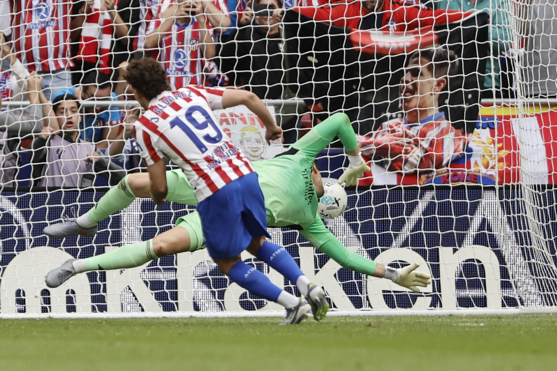 El delantero del Atlético de Madrid Julián Álvarez marca gol de penalti durante el partido de LaLiga EA Sports entre el Real Madrid y el Atlético de Madrid, que se disputó en el estadio Riyadh Air Metropolitano este sábado. EFE/Sergio Pérez

