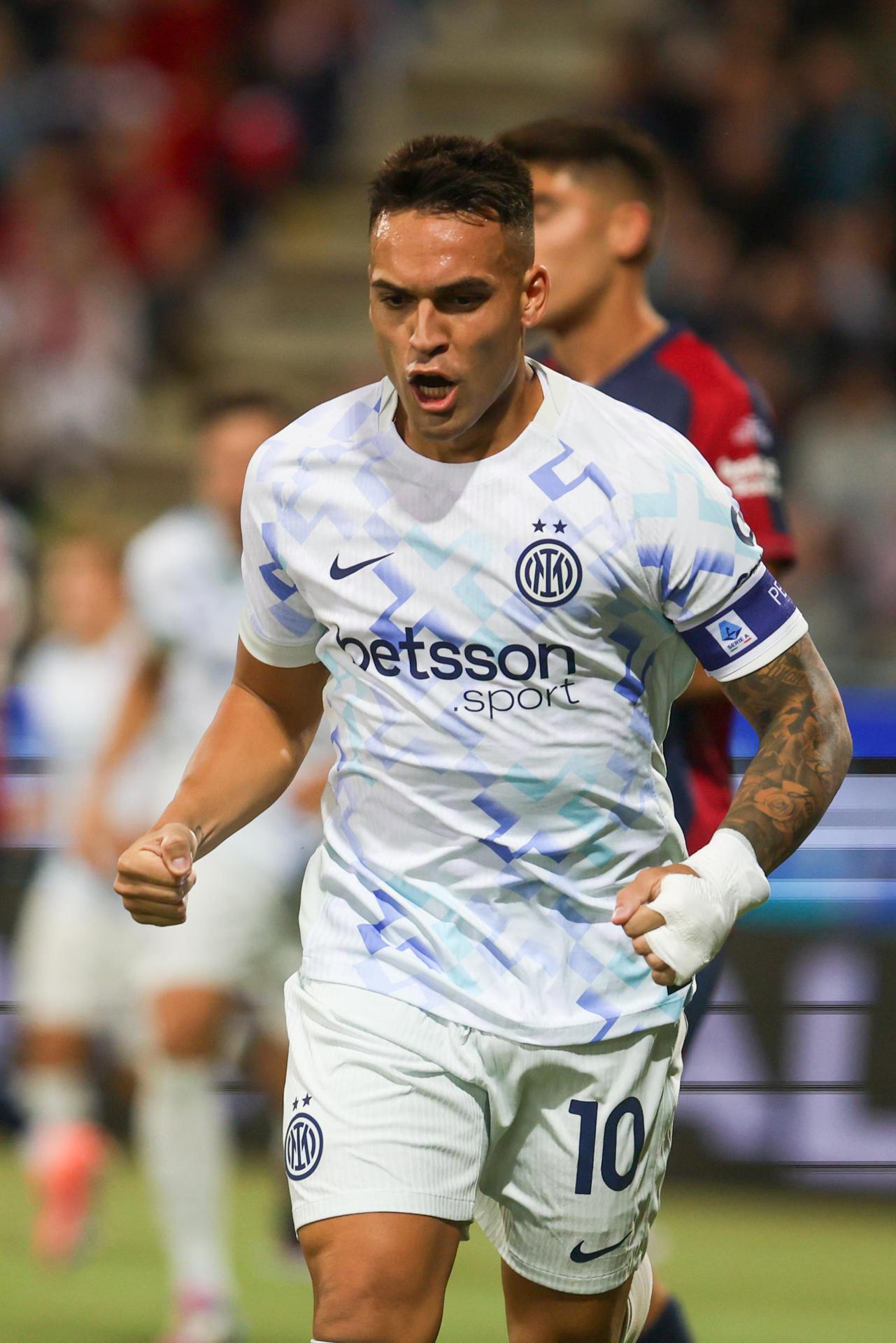 El jugador del Inter Lautaro Martinez celebra el 0-1 durante el partido de la Serie A que han jugado Cagliari Calcio y FC Internazionale Milano, en Cagliari, Italia. EFE/EPA/FABIO MURRU
