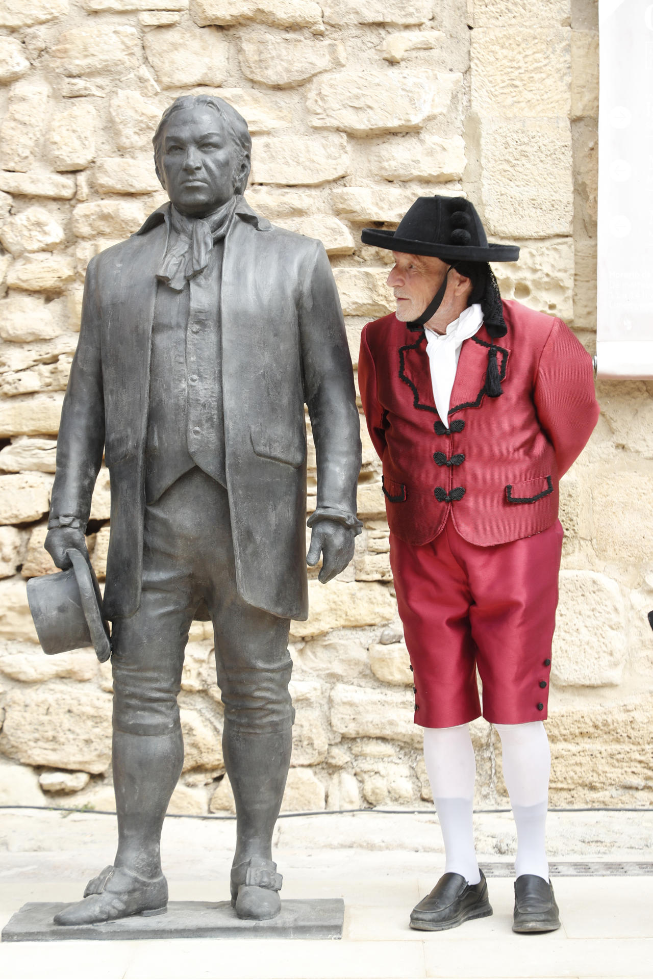 El pintor y escultor Antonio López (d) durante la presentación de una estatua de su creación a tamaño natural de Francisco de Goya. EFE/ Javier Belver
