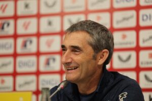 El entrenador del Athletic, Ernesto Valverde, este viernes en rueda de prensa, previa al partido liguero del sábado ante el Villarreal en La Cerámica. EFE/Luis Tejido