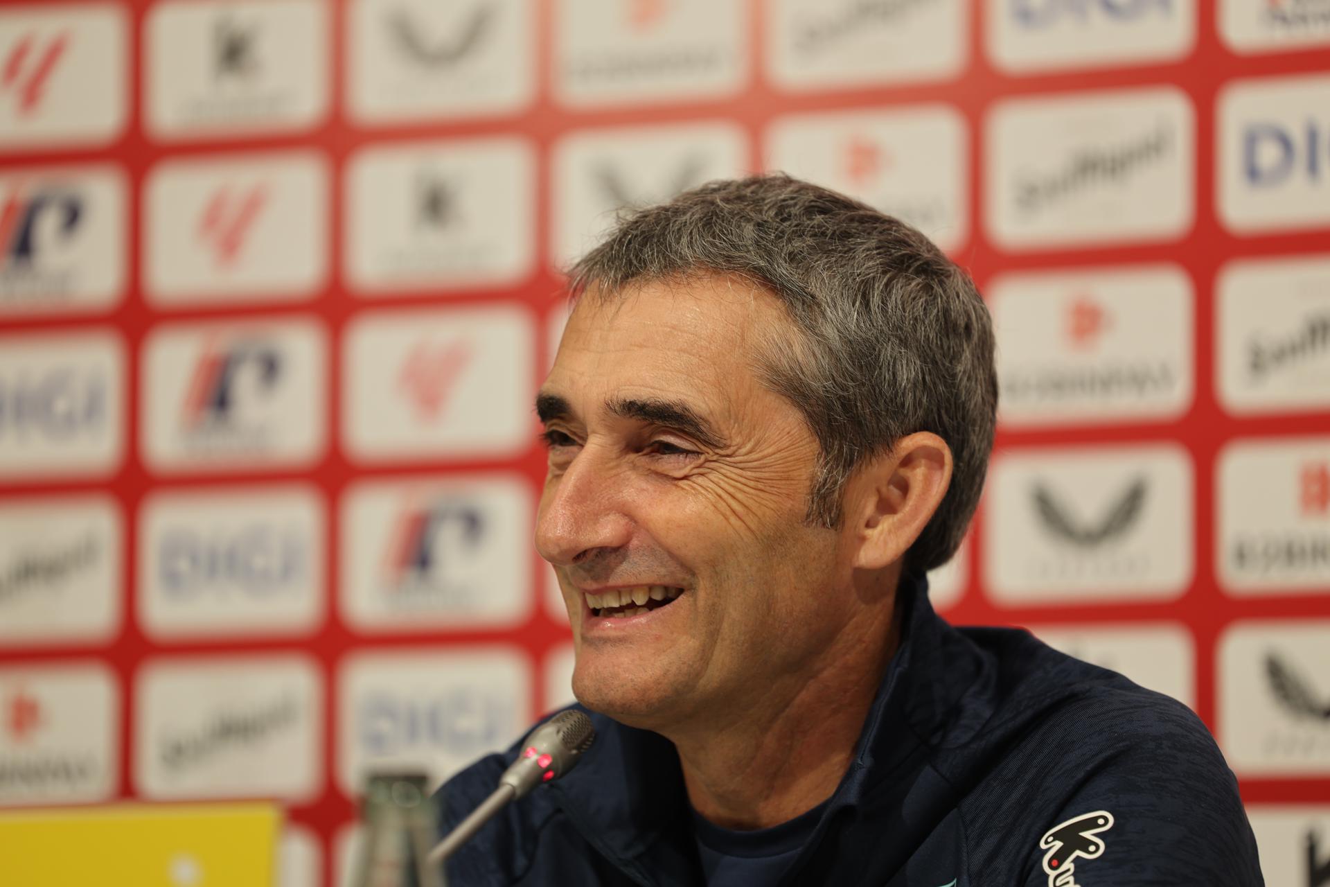 El entrenador del Athletic, Ernesto Valverde, este viernes en rueda de prensa, previa al partido liguero del sábado ante el Villarreal en La Cerámica. EFE/Luis Tejido