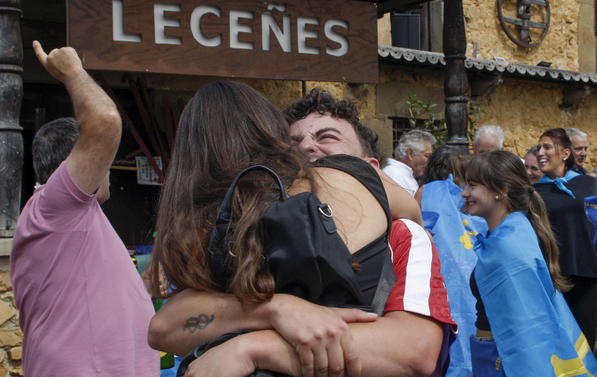 Vecinos de la parroquia de Valdesoto, en el municipio de Siero, festejan tras haber recibido el premio al Pueblo Ejemplar de Asturias 2025 que cada año concede la Fundación Princesa de Asturias. EFE/Juan González