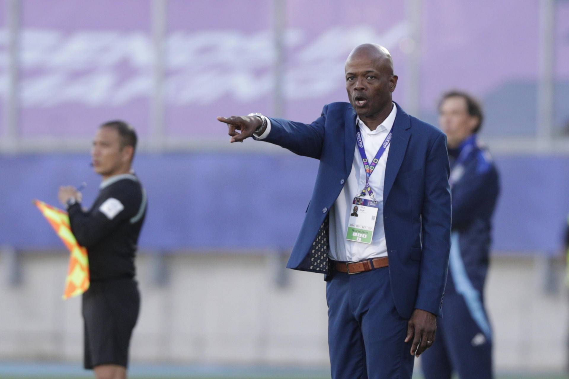 El entrenador de Panamá, Jorge Dely Valdés, da instrucciones durante el partido de la Copa Mundial Sub-20 ante Ucrania este martes en el estadio Elías Figueroa, en Valparaíso (Chile). EFE/ Adriana Thomasa
