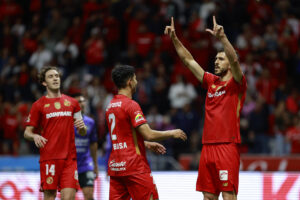 Diego Barbosa (c) y Joao Dias (d) del Toluca celebran un gol este sábado en un partido de la jornada 11 de la Liga MX frente a Mazatlán en el estadio Nemesio Diez. EFE/ Felipe Gutiérrez