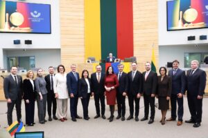 Una foto facilitada por la Oficina del Parlamento de la República de Lituania muestra a la Primera Ministra de Lituania, Inga Ruginiene (C, en rojo), y a su gabinete de ministros posando para una foto de grupo después de tomar posesión en Vilnius, Lituania, 25 de septiembre de 2025. 
EFE/EPA/OLGA POSASKOVA/ OFICINA DEL SEIMAS DE LITUANIA FACILITADA -- CRÉDITO OBLIGATORIO -- USO EDITORIAL SÓLO/NO VENTAS
