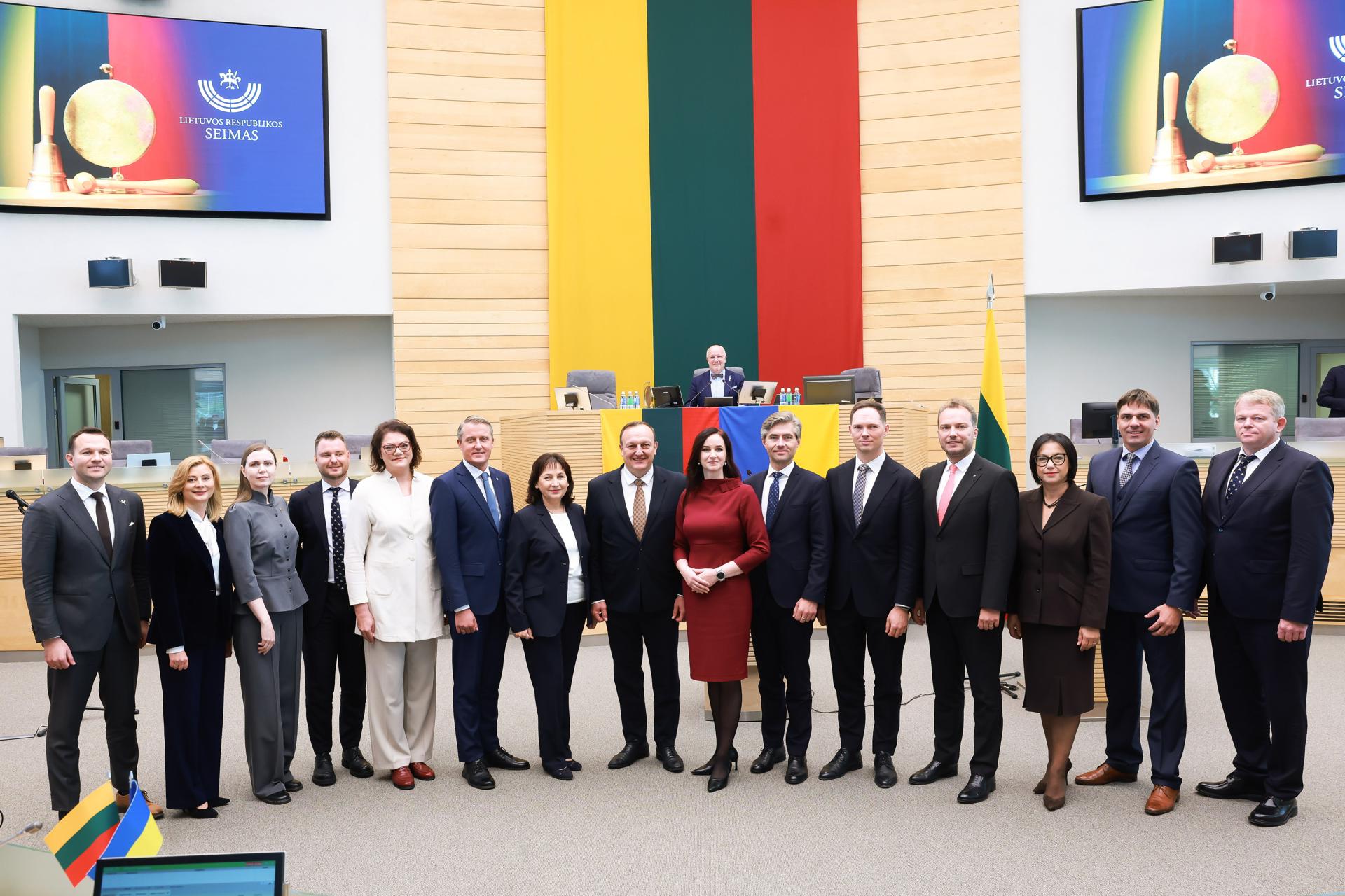 Una foto facilitada por la Oficina del Parlamento de la República de Lituania muestra a la Primera Ministra de Lituania, Inga Ruginiene (C, en rojo), y a su gabinete de ministros posando para una foto de grupo después de tomar posesión en Vilnius, Lituania, 25 de septiembre de 2025.
EFE/EPA/OLGA POSASKOVA/ OFICINA DEL SEIMAS DE LITUANIA FACILITADA -- CRÉDITO OBLIGATORIO -- USO EDITORIAL SÓLO/NO VENTAS