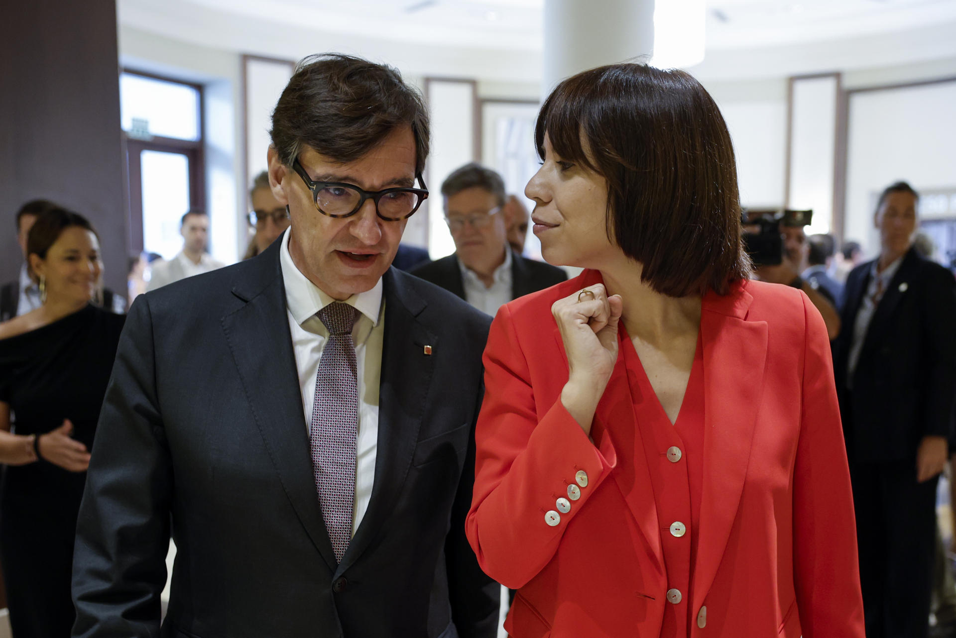 La ministra de Ciencia, Innovación y Universidades y secretaria general del PSPV-PSOE, Diana Morant, y el presidente de la Generalitat catalana, Salvador Illa, a su llegada al encuentro informativo organizado por el diario Levante EMV y El Periódico de Catalunya donde el también líder del PSC compartirá su modelo económico y territorial. EFE/Biel Aliño
