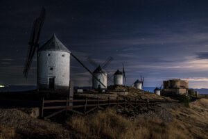 Imagen de archivo del cerro Calderico del municipio toledano de Consuegra que ha servido de foto de portada de la exposición 'Momentos icónicos de nuestra historia reciente' . EFE/Ismael Herrero